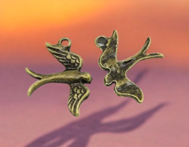 4 x Metalen bedel van een vogel zwaluw geel koperkleur afm. 20 x 17 x2mm oogje 2mm