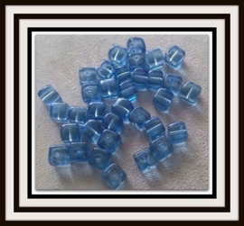 10 x Glaskralen kubus transparant blauw 8 x 7 mm