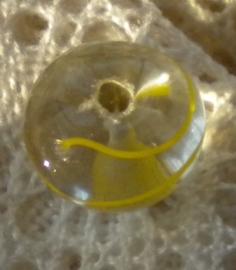 10x Prachtige handgemaakte glaskraal 9 x 13 mm transparant met gele streep