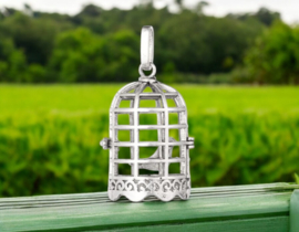 Grote metalen 3D hanger van een vogelkooi met vogel, antiek zilver kleur 37 x 25mm oogje 3,5x8mm Binnen diameter 18 x 23mm (Pakketpost)