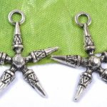 2 x  Stoere Tibetaans zilveren hanger bedel met punten