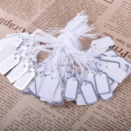 ca. 100 x Prijskaartjes 12,5 x 23 mm – oogje 2 mm – wit met zilverkleur randje