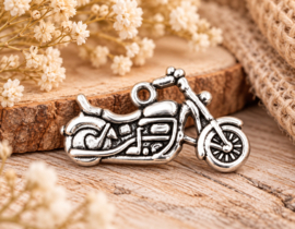 4 x Metalen bedeltje van een Motorfiets 3D, Antiek zilver kleur 24 x 14mm