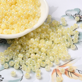 20 gram Glaskralen rocailles Ceylon 4 x 3 mm – gat 1,2 mm – Champagne Yellow