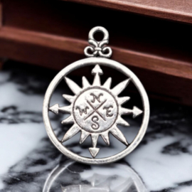 1 x Metalen bedel van een zonnewijzer, antiek zilverkleur, afm. 36 x 27 x 1,5mm oogje: 3mm (Nikkelvrij)