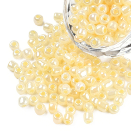 20 gram Glaskralen Rocailles – Ceylon Seed Beads 6/0 – Ø 4 mm – gat Ø 1,5 mm – kleur: Lemon Chiffon