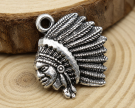 2 x Metalen bedel Indiaan 22 x 18 mm – oogje 1,5 mm – antiek zilverkleur