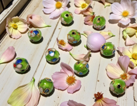 1 x Handgemaakte ronde cloisonné kraal ca. 8 mm – lichtgroen met mix kleuren – gat ca. 1 mm