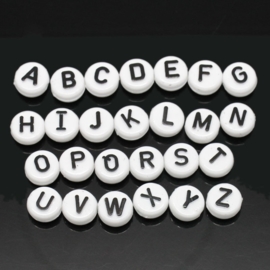 Letterkraal per stuk  Acryl wit met zwarte letters 7mm, gat 1mm