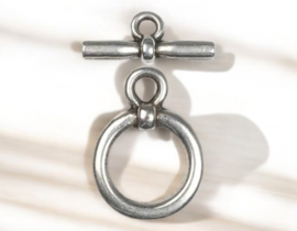 1x DQ metaal kapittel sluiting antiek zilver kleur. staafje 26 x 10mm, oogje 16 x 22mm Ø 3,5mm (Nikkelvrij)