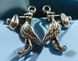 4 x Metalen antiek zilverkleur bedeltje van een vogelverschrikker 23 x 13 x 2 gat 2mm