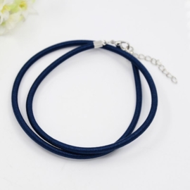 Prachtig zijden koord 3,2mm diameter, lengte c.a. 43cm incl. verlengketting donker blauw