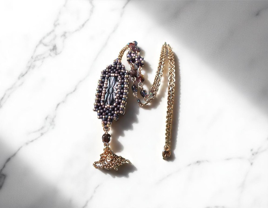Wat is bead embroidery?