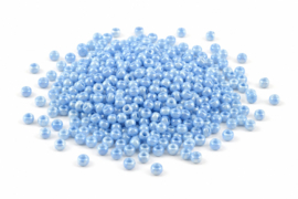 20 gram Glaskralen Rocailles Ceylon Seed Beads 6/0 (4 mm) – gat ca. 1,5 mm – Baby Blue