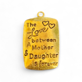 Metalen bedel met tekst, The love between a mother and a daughter is forever,  goud kleur, afm. 34 x 20mm oogje: 2,2mm (op is op)