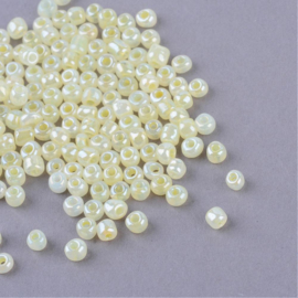 20 gram rocailles Ceylon Seed Beads 6/0 4mm gat: 1,5mm LightYellow