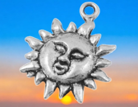4 x Metalen bedeltje van de stralende zon, antiek zilverkleur afm. 23 x 19 x 3mm oogje 2mm