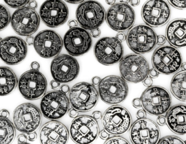 10 x Metalen bedel van een chinese geluksmunt, antiek zilverkleur, 12 mm oogje 1,9 mm