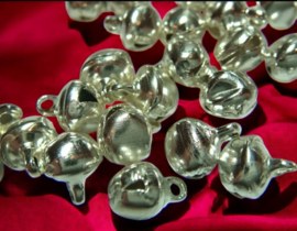 20 x Metalen bedel van een belletje, zilverkleur 6mm