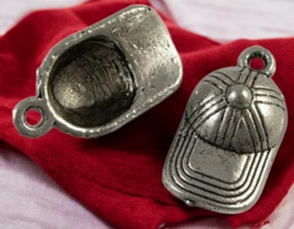 4 x Metalen bedel van een petje, antiek zilverkleur afm. 10,5 x 19,5mm oogje 1.5mm