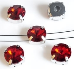 2 x  Metalen tussenzetsel met Kristal zetting Rood 12 mm