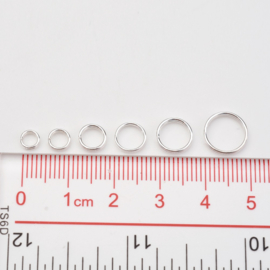 Doosje met gemengde verzilverde split ringetjes Ø  4~10mm  dik 1,4mm
