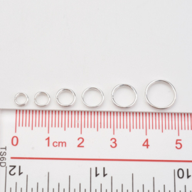 1 doosje met gemengde verzilverde split ringetjes Ø  4~10mm  dik 1,4mm