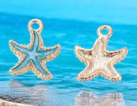 2 x Metalen bedels zeester light gold deep sky blue ca. 18 x14,5 x 3mm oogje 1,4mm