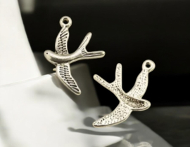 4 x Metalen bedeltje van een vogel, Zwaluw antiek zilverkleur, afm. 31 x 22 x 2mm oogje 2mm
