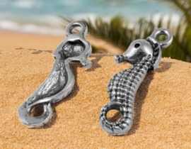 2 x Metalen bedeltje van een zeepaardje, antiek zilverkleur afm. 19,5mm x 7mm x  2,5mm oogje  2mm