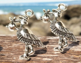 4 x Metalen antiek zilverkleur bedeltje van een vogelverschrikker 23 x 13 x 2 gat 2mm