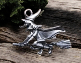 Metalen bedel van een heks op een bezemsteel, antiek zilverkleur afm. 37 x 30mm, oogje c.a. 2mm