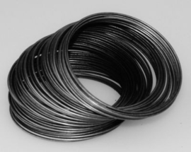 40 wendingen memory wire voor armbanden 55 mm dik: 0,6mm Hematiet kleur (Nikkelvrij)