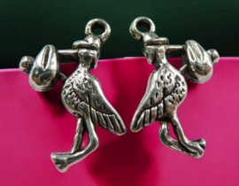 4 x Metalen antiek zilverkleur bedeltje van een vogelverschrikker 23 x 13 x 2 gat 2mm