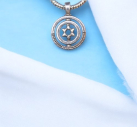 1 x  Metalen bedel Fortune is smiling afm. 26 x 21 x 2.5mm, oogje: 3mm (op is op)