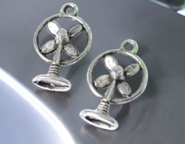 2 x Metalen bedel van een ventilator 3D, antiek zilverkleur afm. 18 x11mm