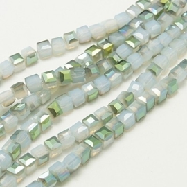 10 x glaskralen Kubus Facet geslepen Top kwaliteit! 6mm gat: 1mm light opal green