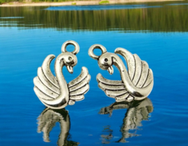 2 x Metalen bedel van een zwaan, antiek zilverkleur afm. 13 x 17 x 3mm oogje 2mm