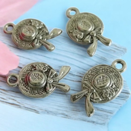 4 x Metalen bedeltje van een zonnehoedje, antiek zilver kleur afm.  17 x 10 x 3mm