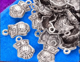 10 x Metalen bedel van een uil, antiek zilverkleur, afm. 20 x 13mm oogje: 2mm