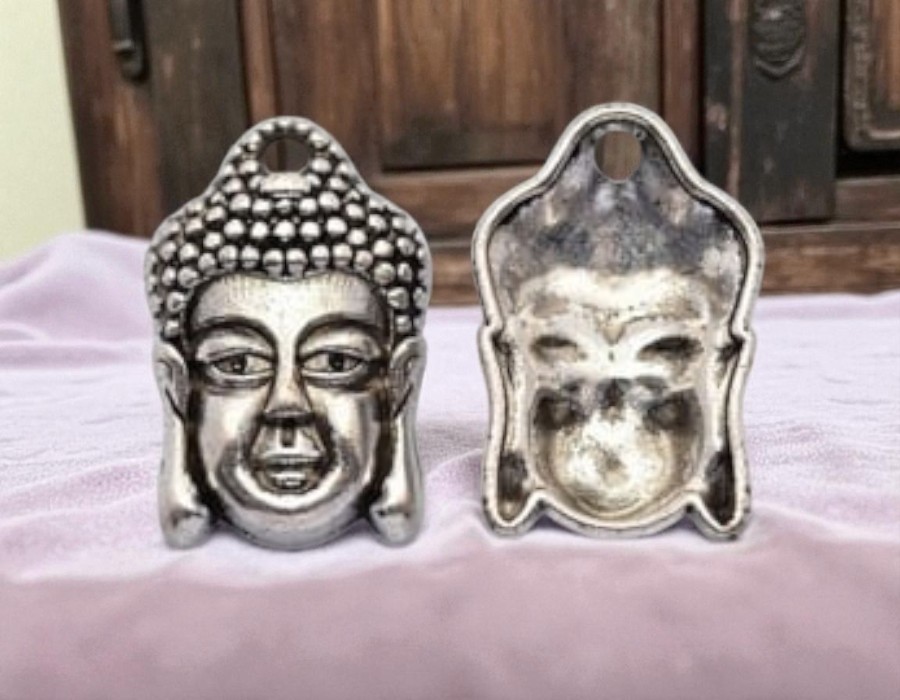 2 x Metalen Buddha bedel – antiek zilverkleur – 18 x 26 x 6 mm – oogje ca. 2 mm