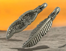 10 x metalen antiek zilveren bedeltje van een veer 4 x 19mm gat: 1,5mm