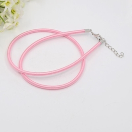 Prachtig zijden koord 3,2mm diameter, lengte c.a. 43cm incl. verlengketting licht roze