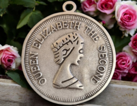 Grote metalen bedel van een vintage munt, antiek zilverkleur afm. 53 x 48mm x 2,8mm oogje 3,7mm