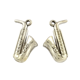 5x Tibetaans zilveren metalen bedel saxofoon 26,7 x 12 x 7mm Oogje: 2mm