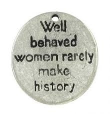 10x Tibetaans zilveren label  Well behaved women rarely make history 15 x 13 x 1mm gat: 2mm