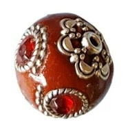 Handgemaakte Bohemian kraal, Kashmiri kraal 20mm ingelegd met metaal & strass bruinrood met diep rode steen