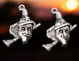 2 x Metalen bedel van een een heks met een bezemsteel, antiek zilverkleur, 24 x 32 x 4,5mm, oogje c.a. 1.5mm