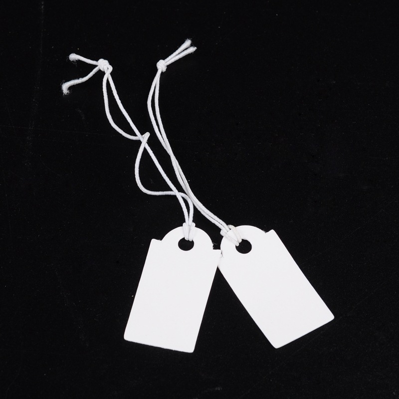 100 x witte prijskaartjes 27 x 13 mm met touwtje van elastiek