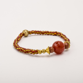 Per stuk Prachtige kralenarmband rood-bruin/geel/goud met elastiek, voorzien van mooie edelsteen